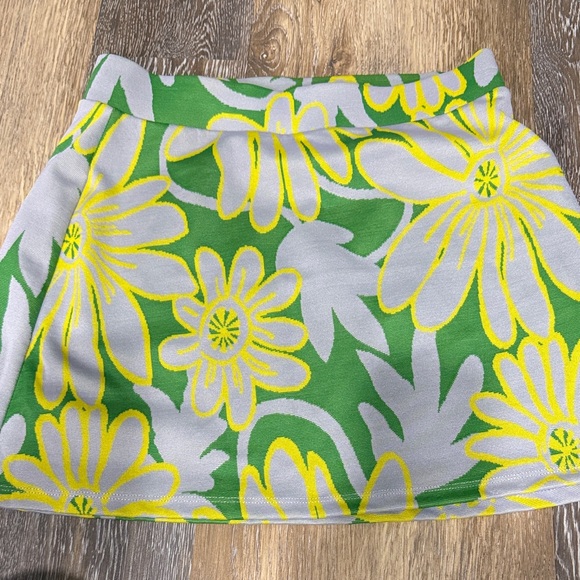 Zara Dresses & Skirts - EUC Zara Bright Green Floral Mini Skirt with Yellow & Light Gray Accents size me